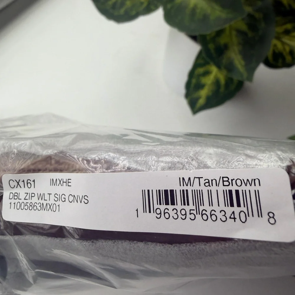 Coach Double zip Wallet in Signature /Wristlet. NWT - Picture 7 of 9